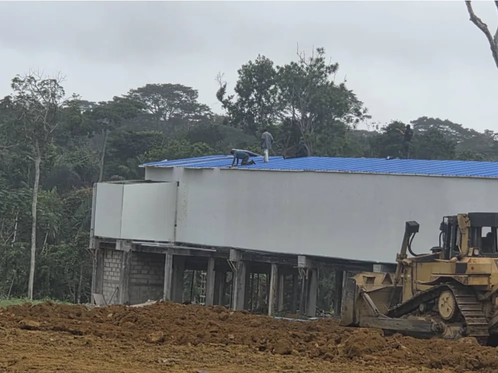 Pose des tôles de couverture sur le second bâtiment, monté sur poteaux