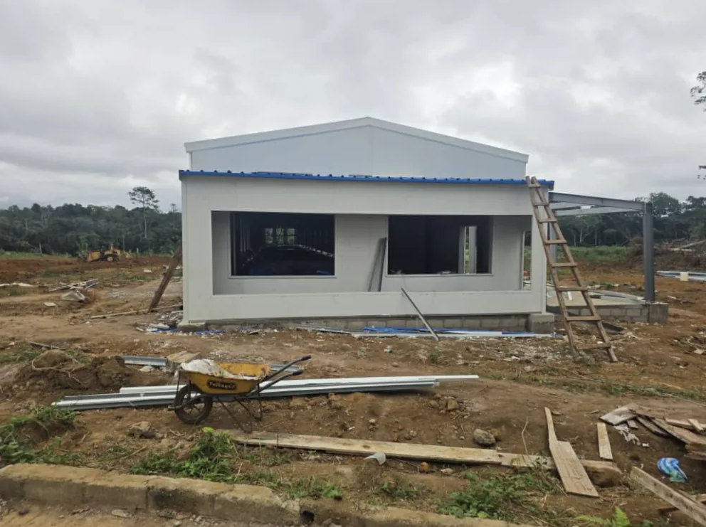Pignon du bâtiment avicole terminé, ouvertures de ventilation découpées